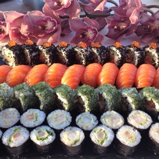 Sushi na břidlicovém kameni