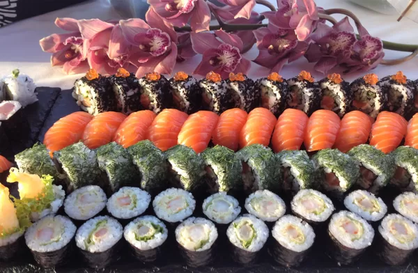 Sushi na břidlicovém kameni
